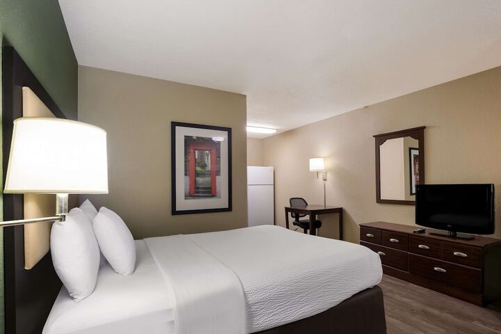 1 Queen Bed (4 of 12)