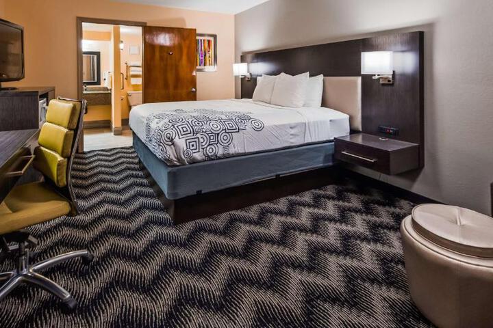 1 King Bed - Wireless High Speed Internet Accessible Microwave and Refrigerator, Coffee Mak (3 of 23)