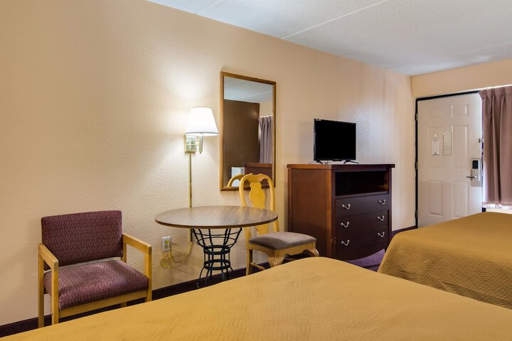 2 Queen Beds (1 of 7)