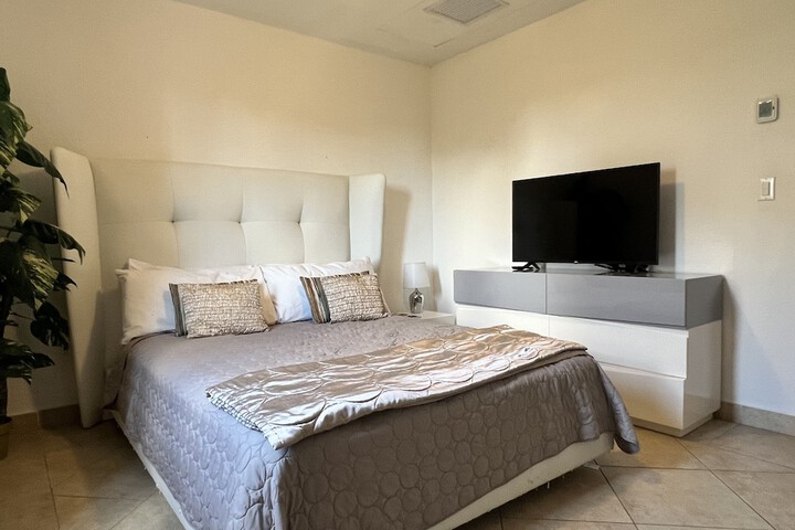 Room 17 of 93