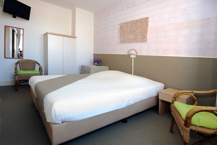 Room 3 of 52