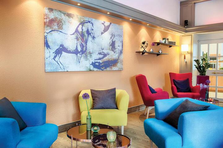 Lounge 19 of 23