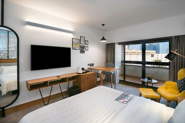 Room 10 of 143