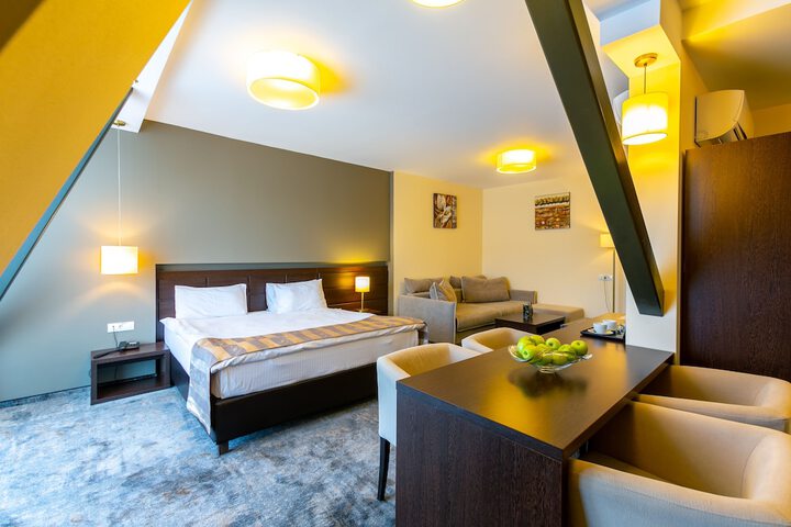 Room 10 of 67