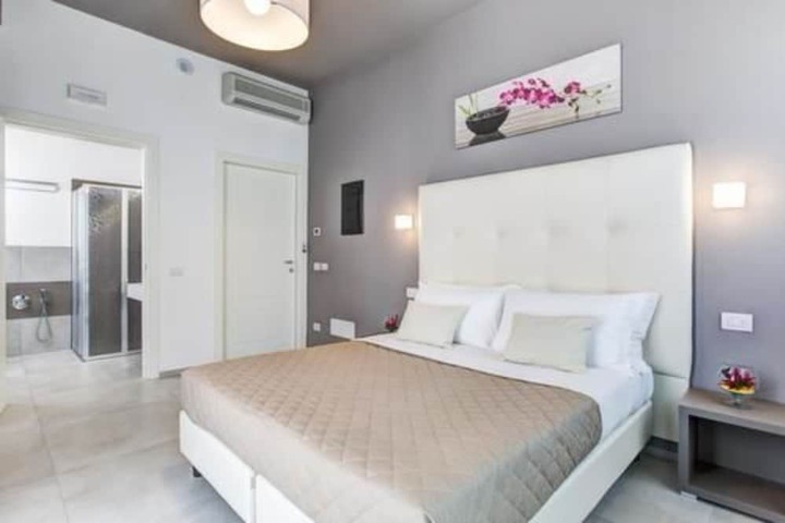 Room 4 of 63