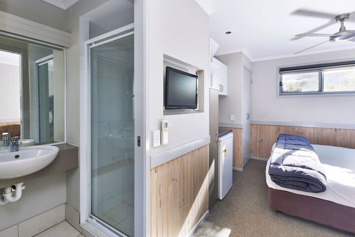 Room 14 of 102