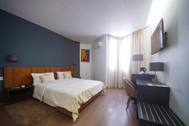 Room 10 of 32
