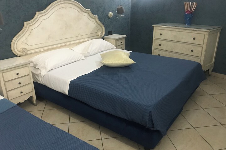Room 4 of 25