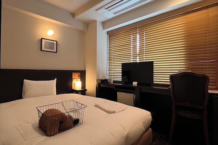 Room 12 of 32