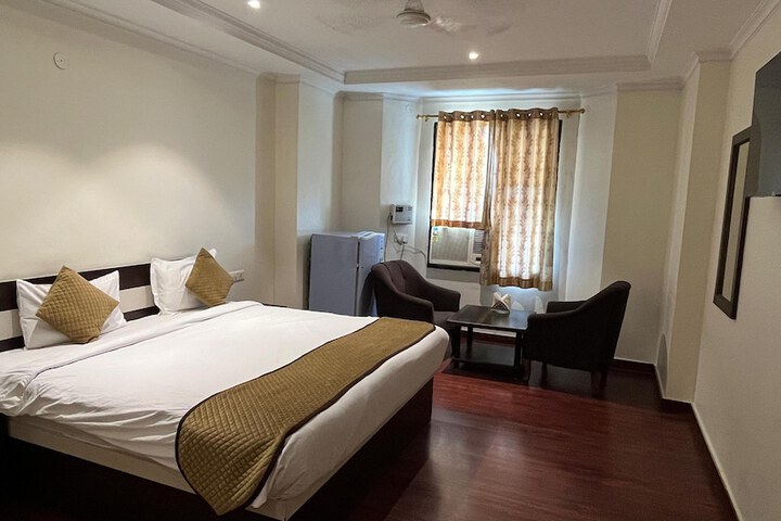 Room 4 of 11