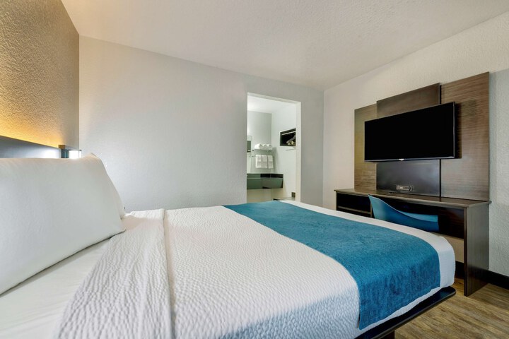 1 Queen Bed (4 of 5)