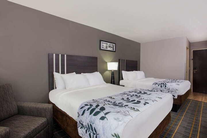 2 Queen Beds (2 of 2)