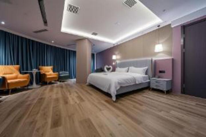 Room 8 of 10