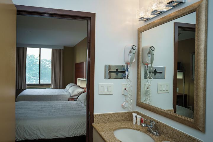 Business Suite King Bed (4 of 7)