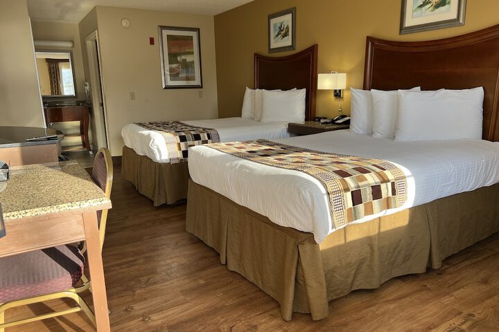 2 Queen Beds (1 of 4)