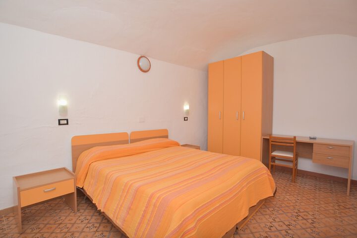 Room 2 of 38