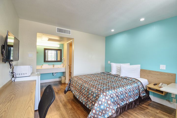 1 Queen Bed (12 of 12)