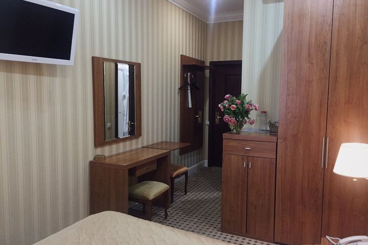 Room 8 of 12