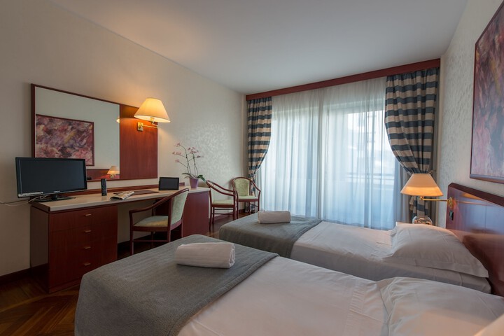 Room 10 of 72