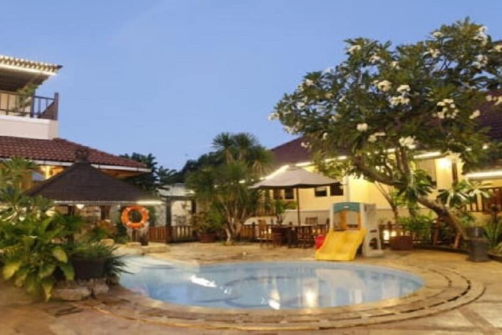 Hotel Pool