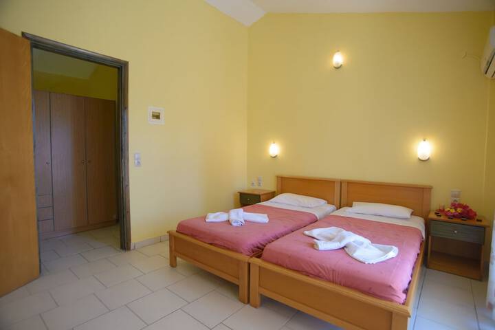 Room 8 of 25