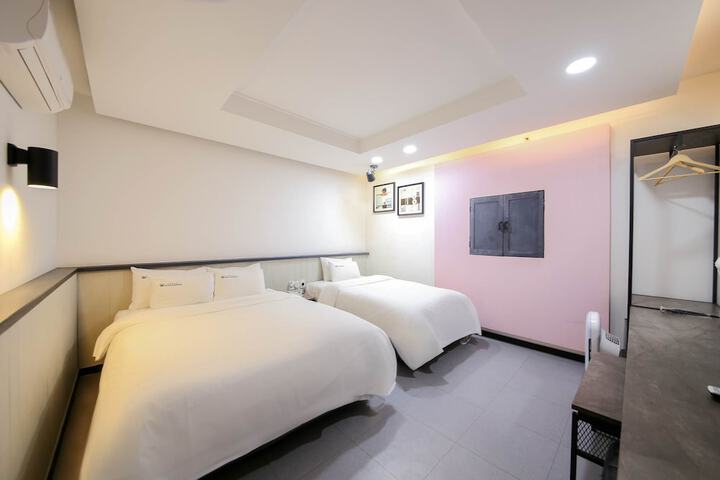 Room 18 of 27