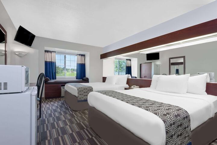 1 Queen Bed (16 of 19)