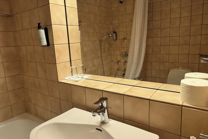 Room 152 of 209