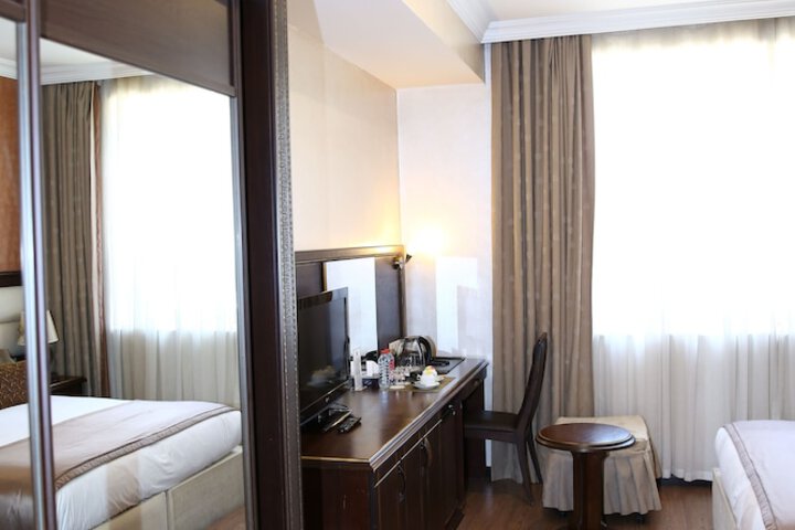 Room 46 of 122