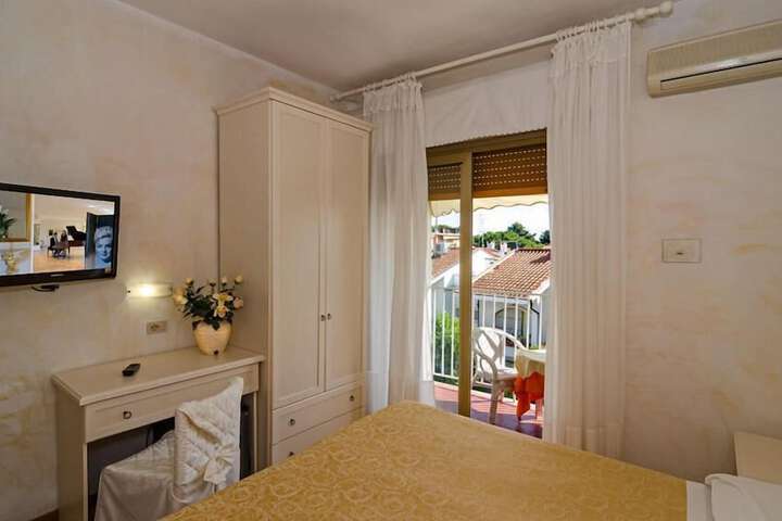 Room 8 of 50