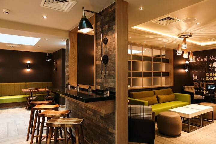 Lounge 19 of 19