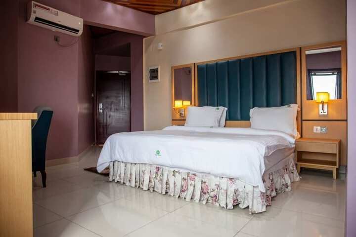 Room 10 of 28