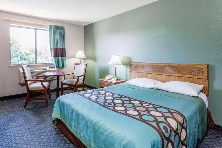 1 Queen Bed (9 of 13)
