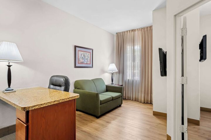 1 Queen Bed Efficiency Suite (14 of 24)