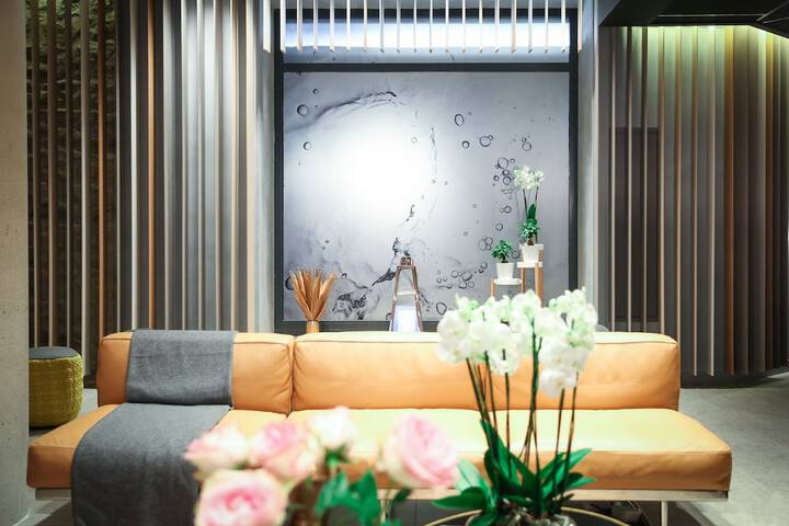 Entrance & Lobby