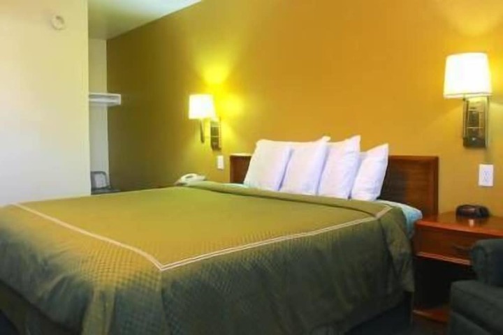 Standard | King Bed (5 of 6)