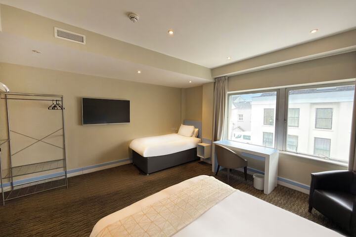Room 28 of 80