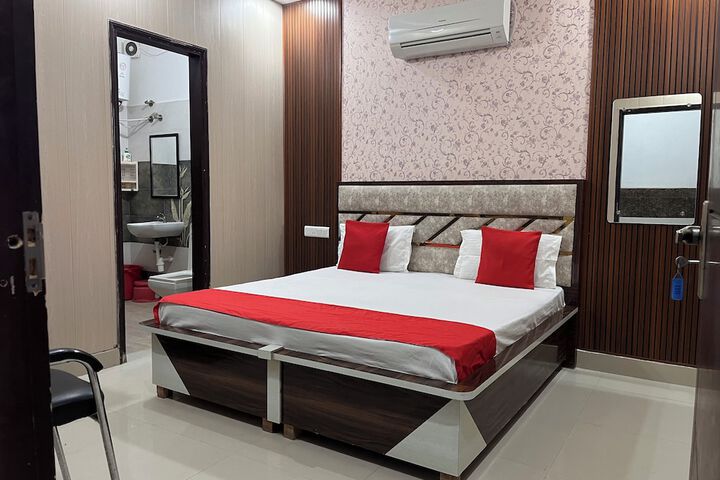Room 4 of 8