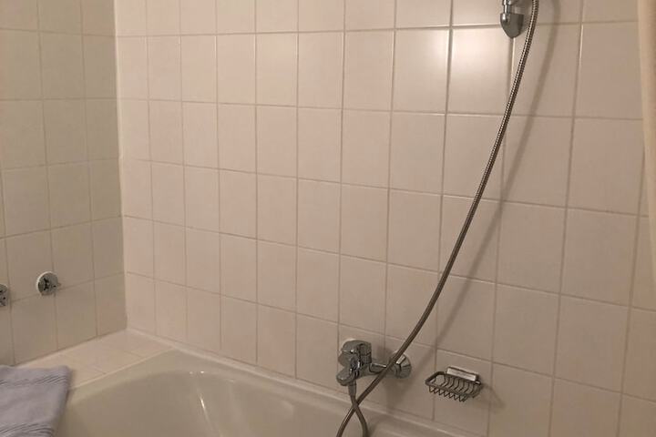 Deep soaking bathtub