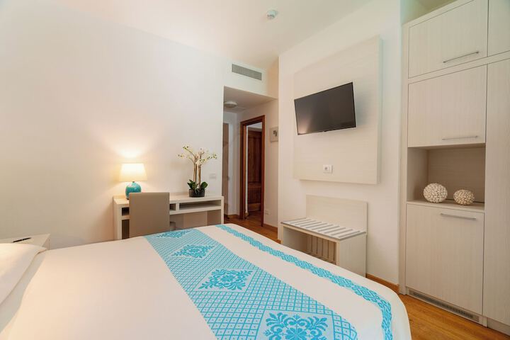 Room 34 of 145