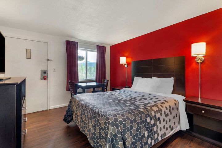 1 Queen Bed (5 of 7)