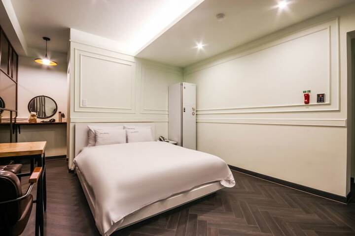 Room 15 of 37