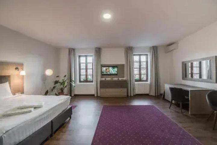 Room 10 of 14