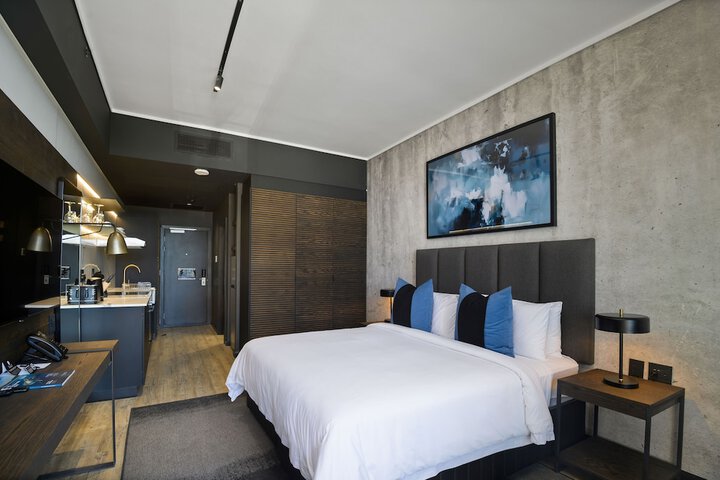 Room 33 of 210