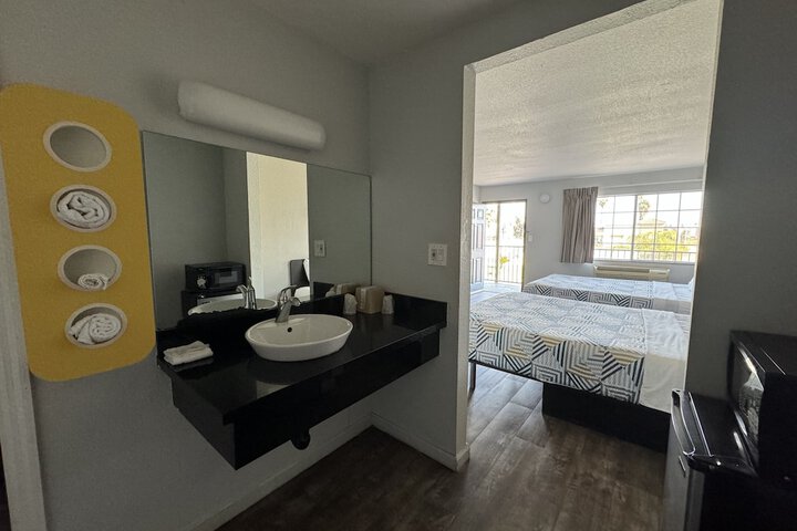 1 Queen Bed Micfridge (9 of 37)