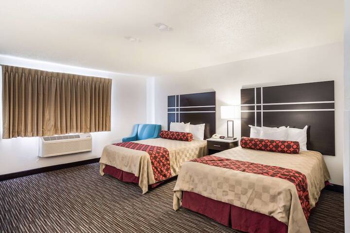 1 Queen Bed (11 of 13)