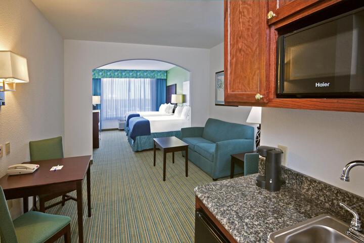 Suite 2 Queen Beds (10 of 10)