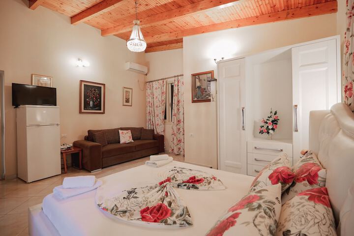 Room 4 of 18