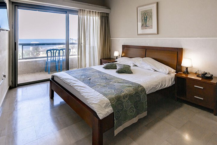 Room 16 of 104