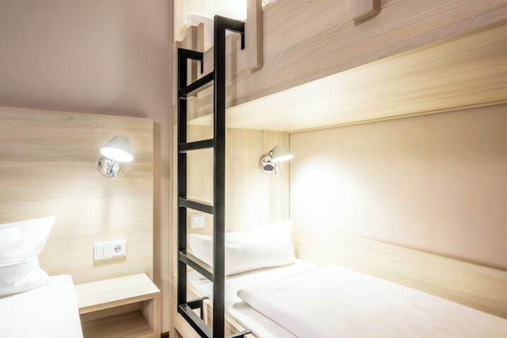 Room 15 of 93